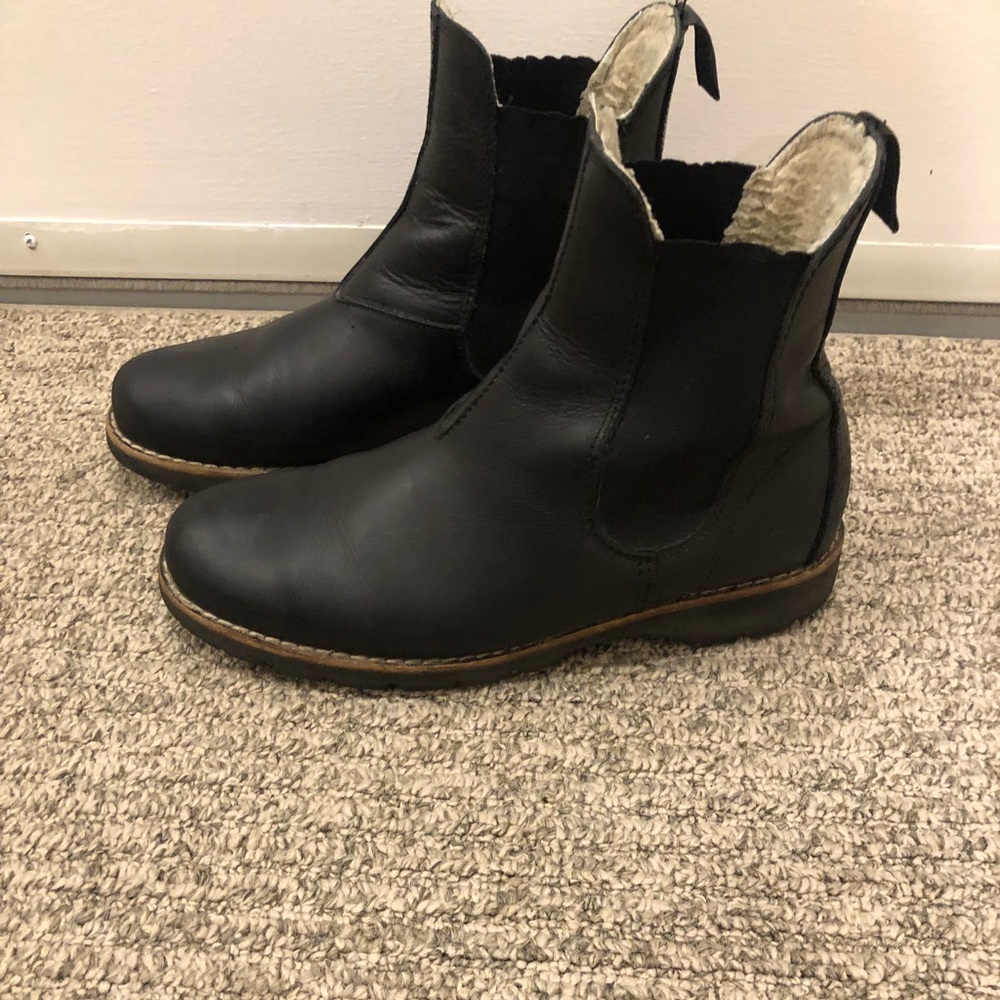 Women’s roots Chelsea boots